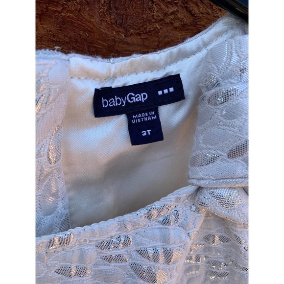 Baby GAP white dress, lined with‎ silver quilted flower pattern - Picture 3 of 6